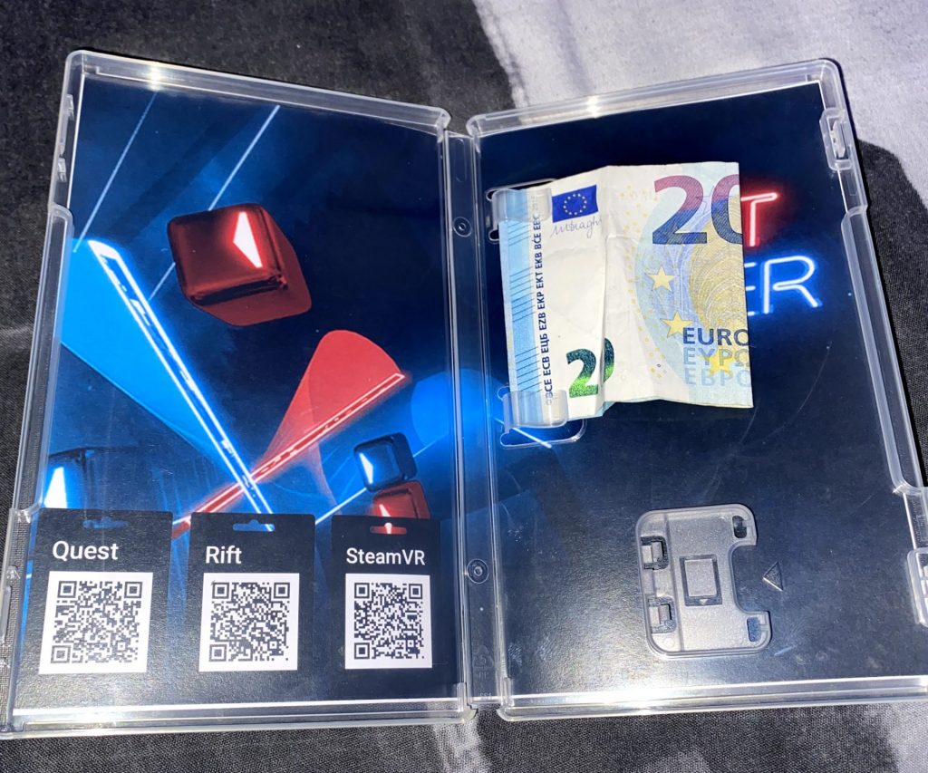 Colocar los billetes del valor del juego dentro de la caja